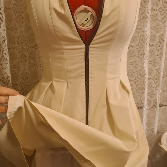 White Cue dress size 10 (again) only wore 1-2 time - Picture 2 of 6